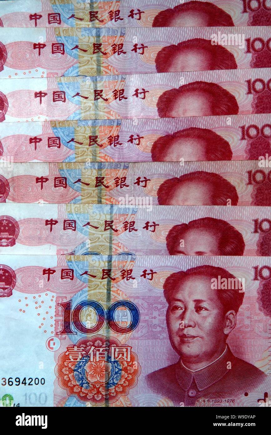 --FILE-Immagine scattata in Hongze in oriente Chinas provincia dello Jiangsu mostra Renminbi (RMB) Yuan banconote 1 settembre 2007. Moneta cinese yuan Foto Stock