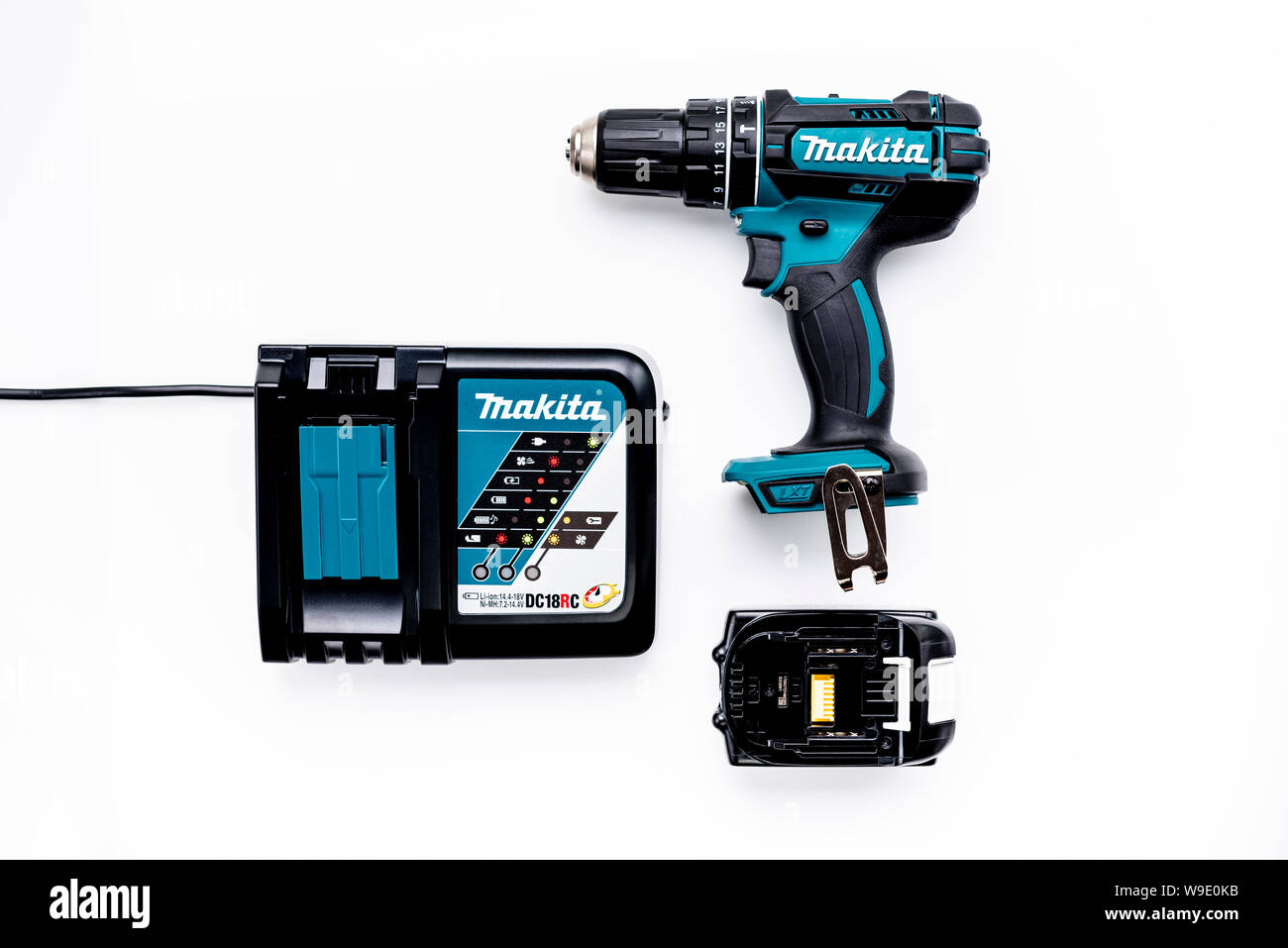 Makita cordless 482 DHP Trapano con batteria e caricabatterie. Isolato su bianco. Foto Stock