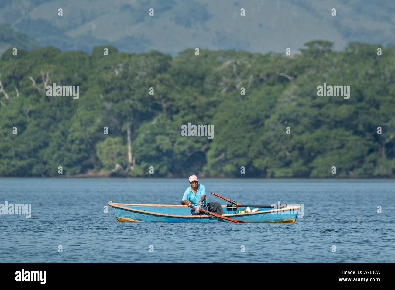 Fila di pescatori barche tradizionali intorno alla laguna Sontecomapan vicino Sontecomapan, Veracruz, Messico. La laguna che sfocia nel golfo del Messico è uno dei meglio conservati delle zone umide costiere e foreste di mangrovie in Messico e in parte di Los Tuxtlas riserva della biosfera. Foto Stock