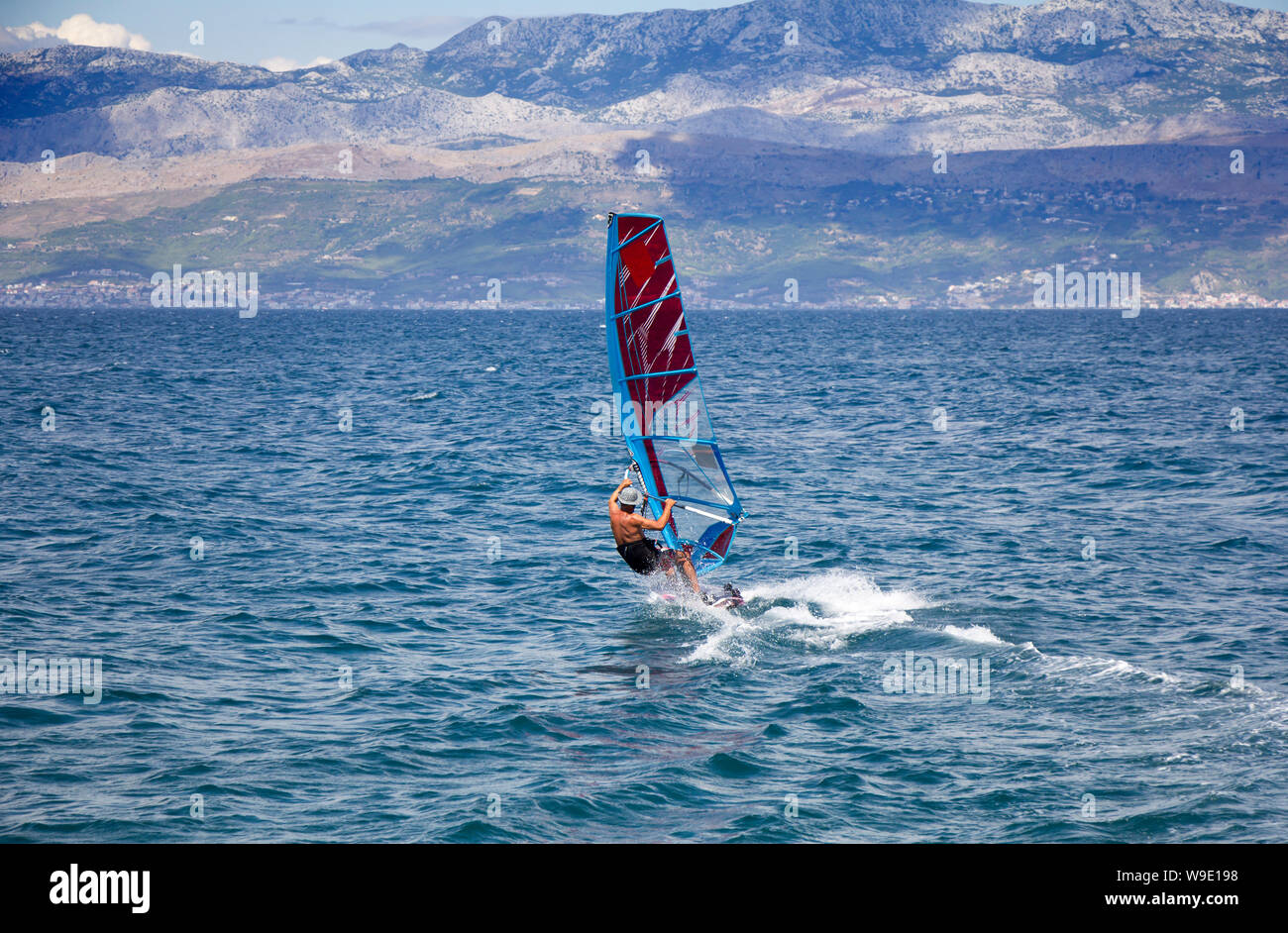 I giovani surfisti in le onde del mare Foto Stock