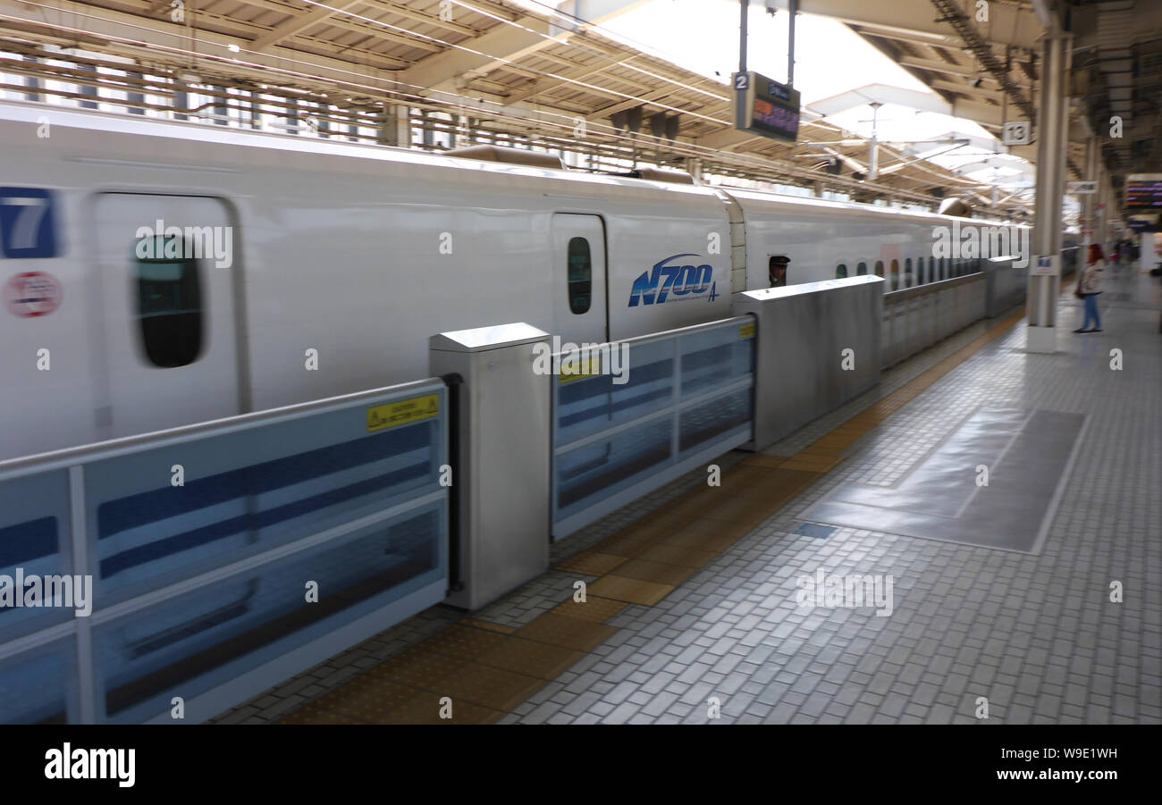 Tokio, Giappone. 18 Maggio, 2018. Un Shinkansen Express sta in piedi di fronte ad un imbarco sistema di sicurezza a Tokyo alla stazione ferroviaria, che separa il treno dal letto binario e quindi fissa. Rientra in pista il letto non sono possibili in questo modo. Ci sono sistemi simili in una cinquantina di altre città in tutto il mondo, alcune delle quali sono state in funzione dagli anni novanta - ad esempio a Mosca, Londra e Barcellona. Credito: Pietro Gercke/dpa-Zentralbild/ZB/dpa/Alamy Live News Foto Stock