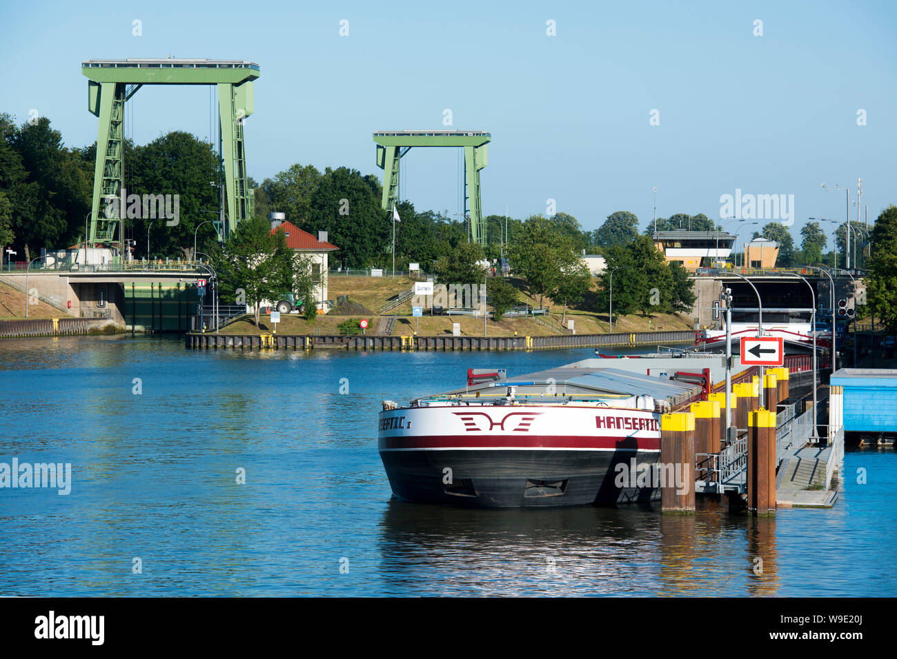 Deutschland, Ruhrgebiet, Kreis Recklinghausen, Datteln, Schleuse Datteln am Wesel-Datteln-Kanal, Frachtschiff Foto Stock