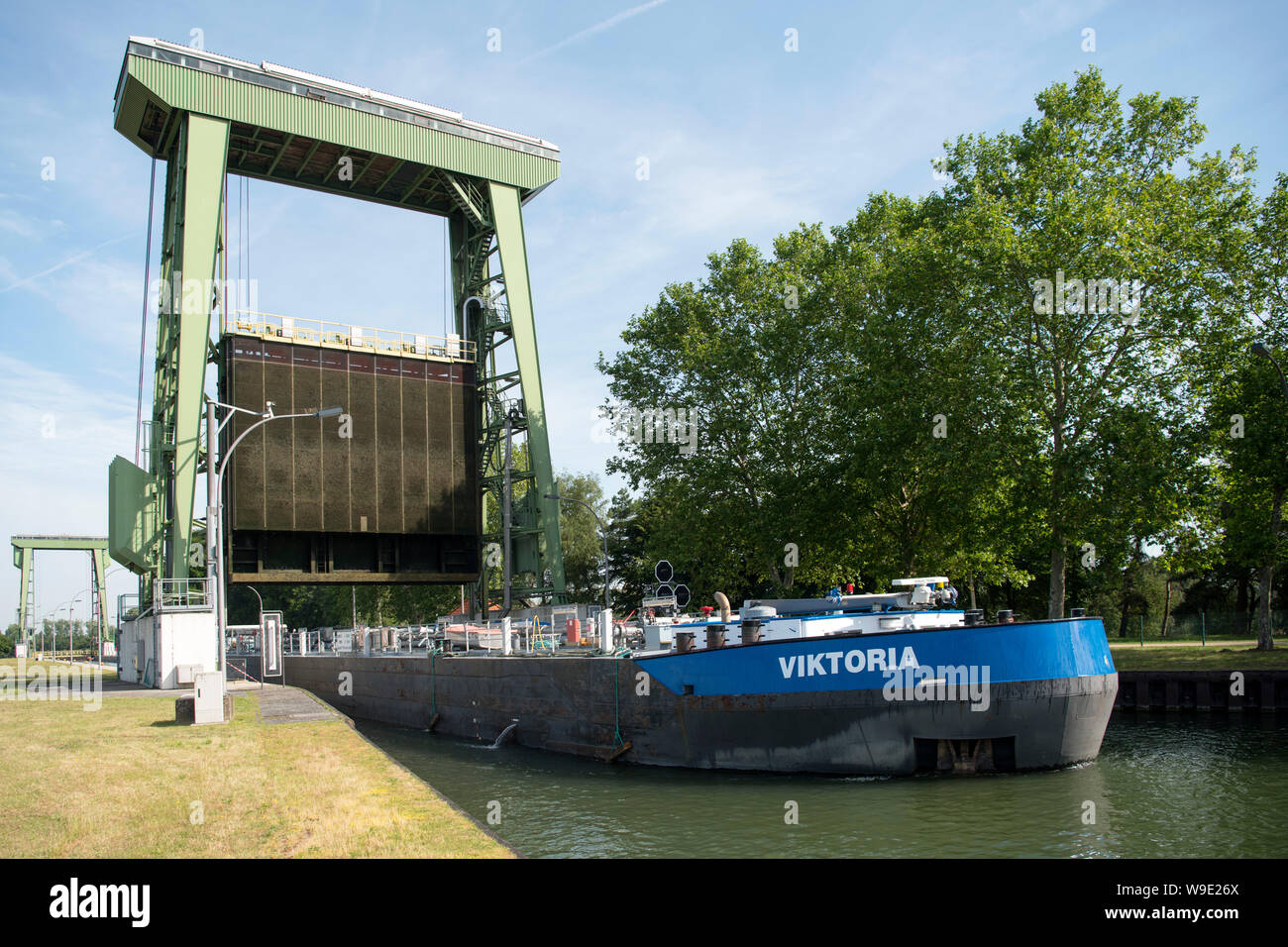 Deutschland, Ruhrgebiet, Kreis Recklinghausen, Datteln, Schleuse Datteln am Wesel-Datteln-Kanal, MS Viktoria bei der Ausfahrt ins Oberwasser Foto Stock