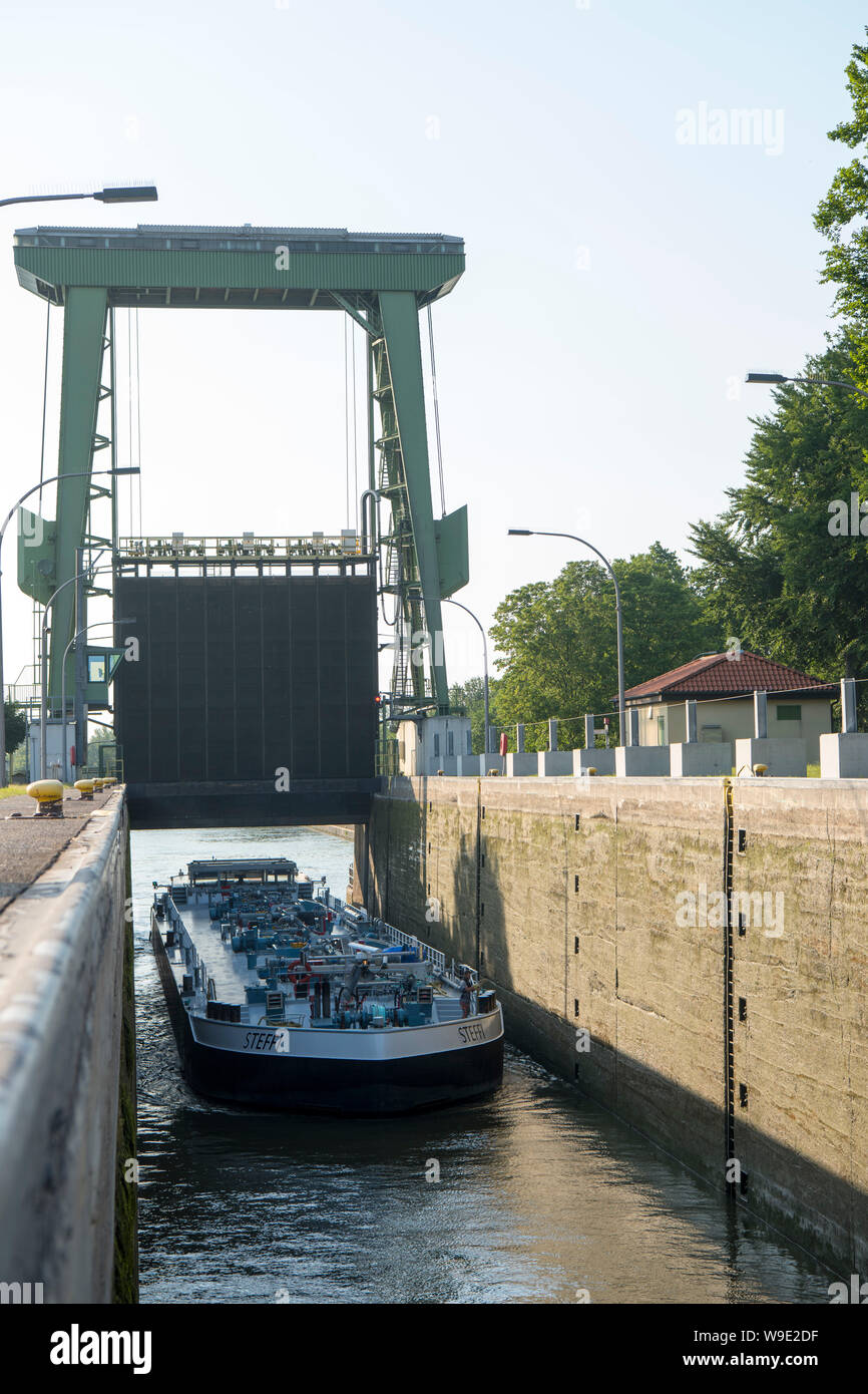 Deutschland, Ruhrgebiet, Kreis Recklinghausen, Datteln, Schleuse Datteln am Wesel-Datteln-Kanal, Frachtschiff in der Schleuse Foto Stock
