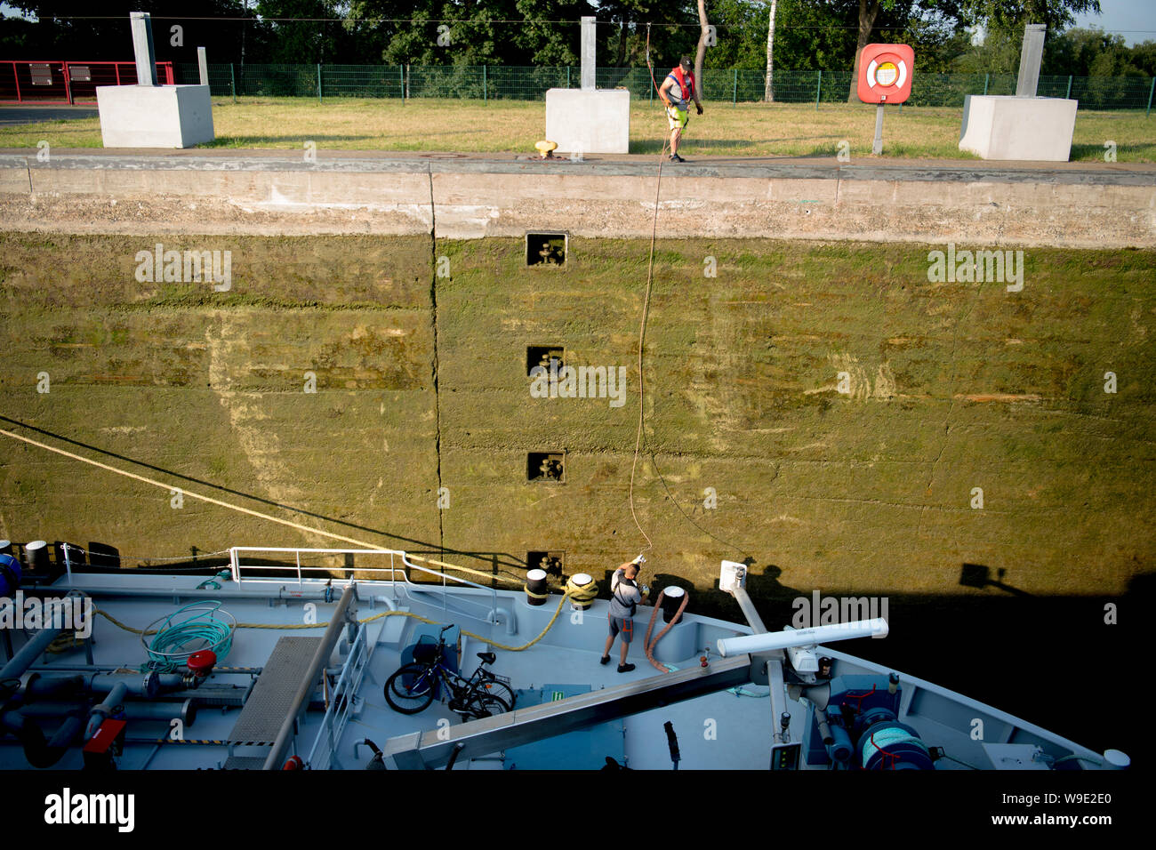 Deutschland, Ruhrgebiet, Kreis Recklinghausen, Datteln, Schleuse Datteln am Wesel-Datteln-Kanal. Weil die Poller in den Schleusenkammern, die vom Boot Foto Stock