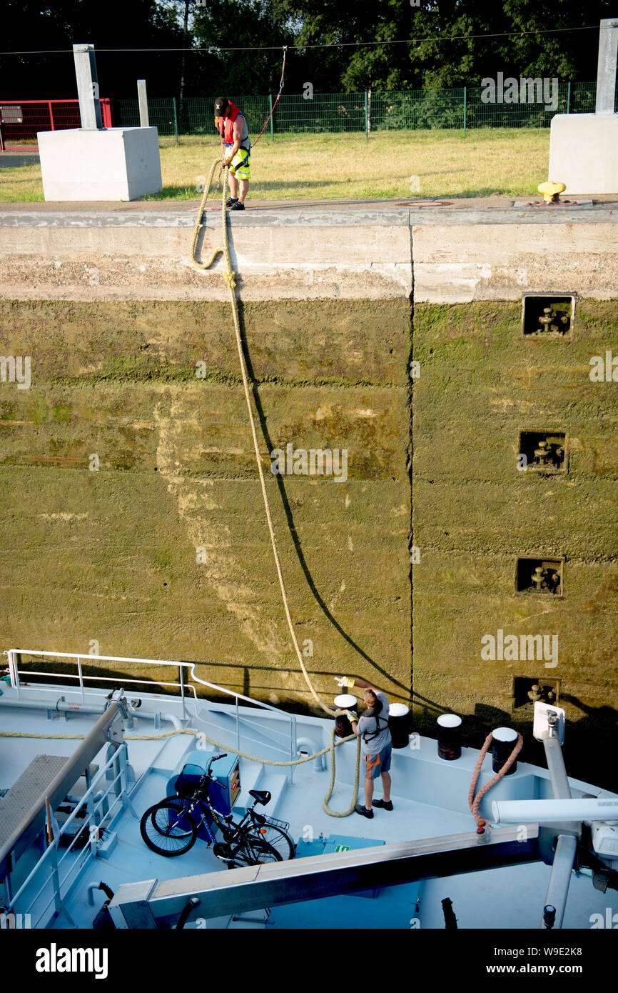 Deutschland, Ruhrgebiet, Kreis Recklinghausen, Datteln, Schleuse Datteln am Wesel-Datteln-Kanal. Weil die Poller in den Schleusenkammern, die vom Boot Foto Stock
