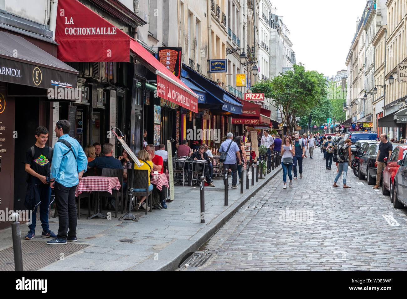 Negozi, ristoranti e caffè di Rue de la Harpe nel Quartiere Latino di Parigi, Francia Foto Stock