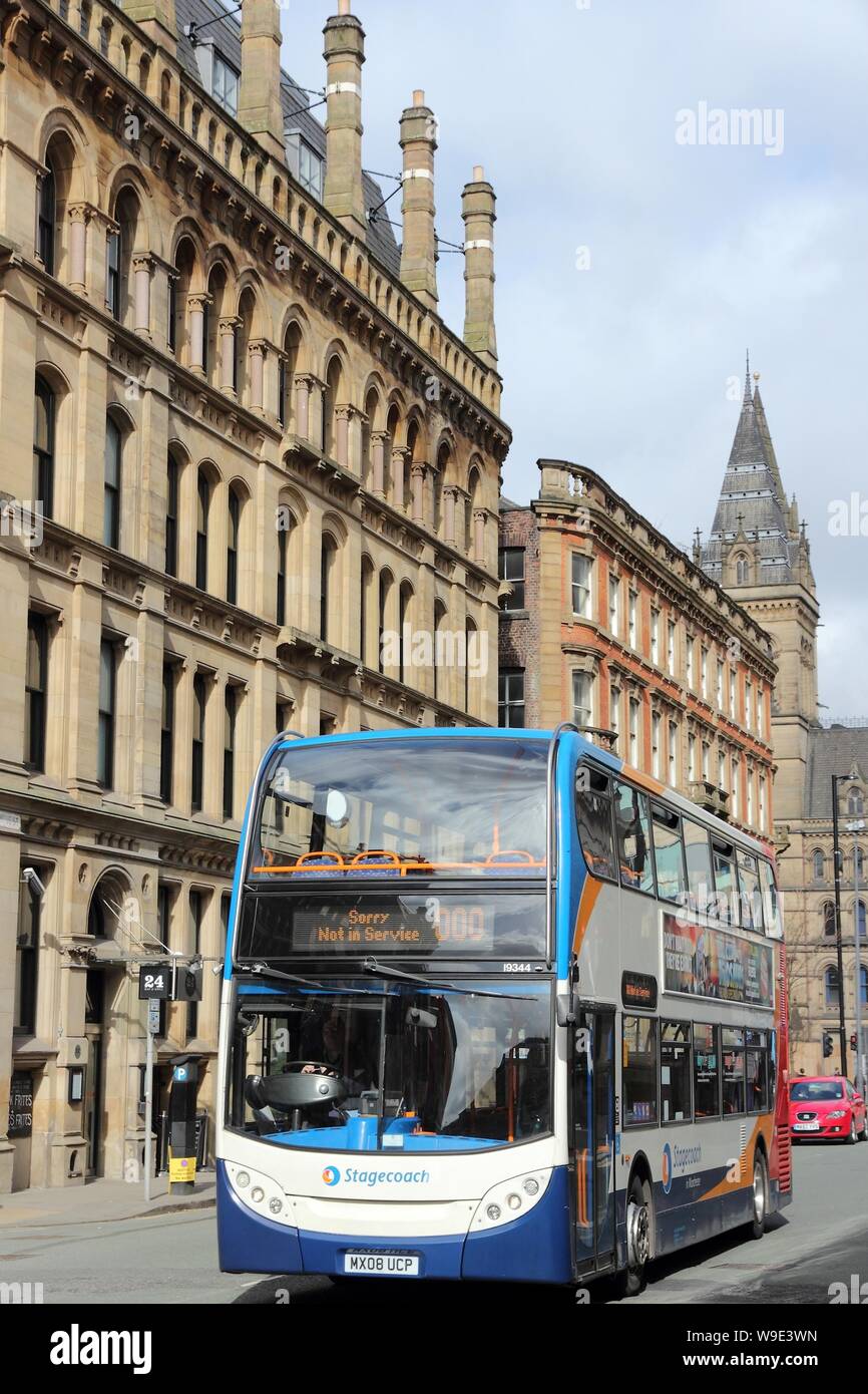 MANCHESTER, Regno Unito - 23 Aprile 2013: la gente ride Stagecoach bus della città di Manchester, UK. Stagecoach Group ha il 16 percento del mercato degli autobus nel Regno Unito. Stagecoach U Foto Stock