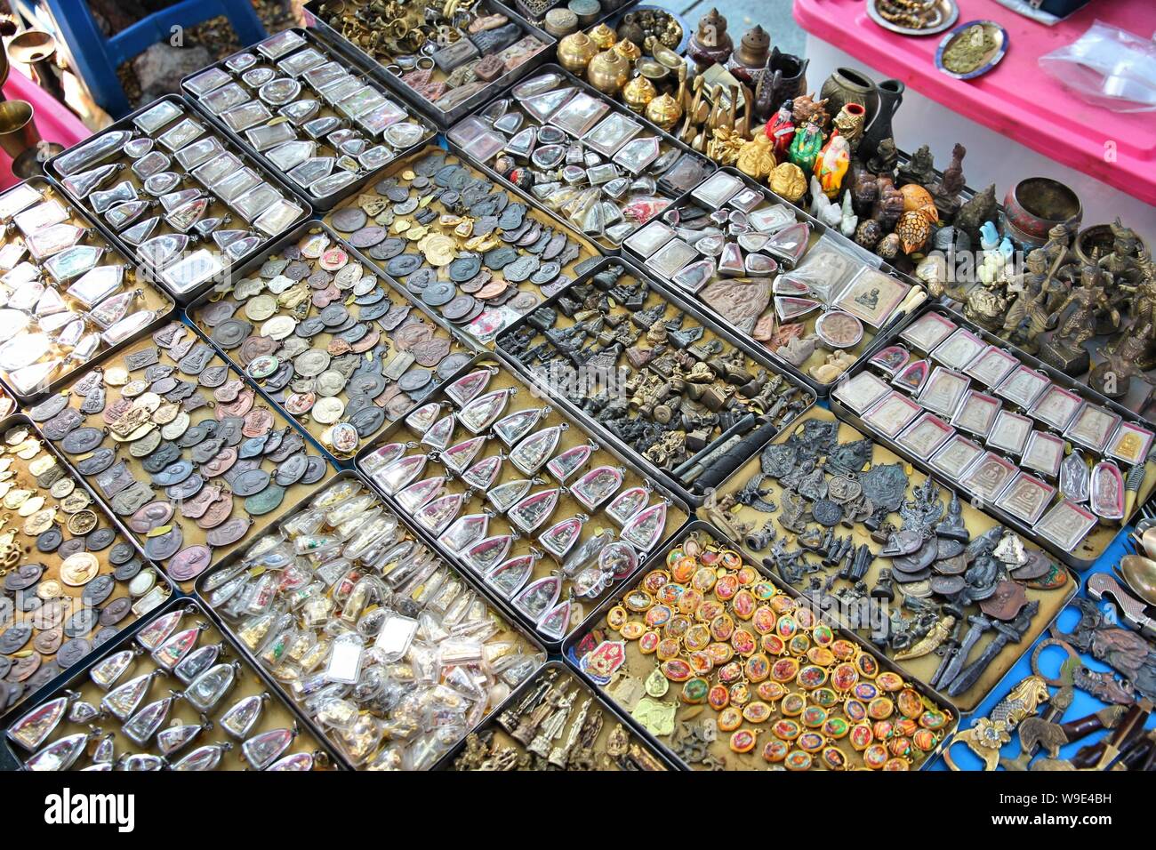 BANGKOK, Tailandia - 22 dicembre 2013: selezione di oggetti al mercato amuleto in Bangkok. Il popolare marketplace all'aperto è specializzata in talismani buddista Foto Stock