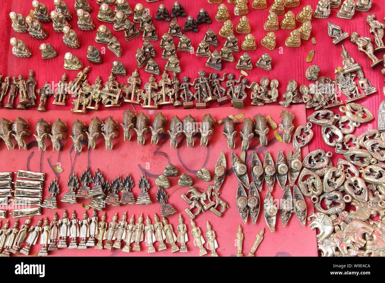 BANGKOK, Tailandia - 22 dicembre 2013: selezione di oggetti al mercato amuleto in Bangkok. Il popolare marketplace all'aperto è specializzata in talismani buddista Foto Stock