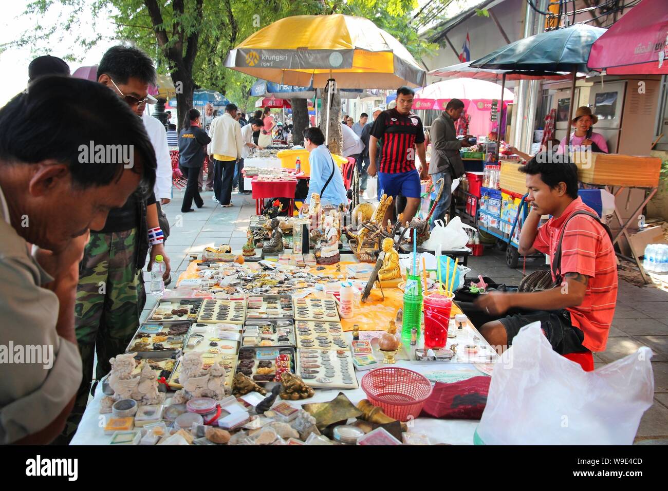BANGKOK, Tailandia - 22 dicembre 2013: la gente visita il mercato amuleto in Bangkok. Il popolare marketplace all'aperto è specializzata in talismani buddisti, l Foto Stock
