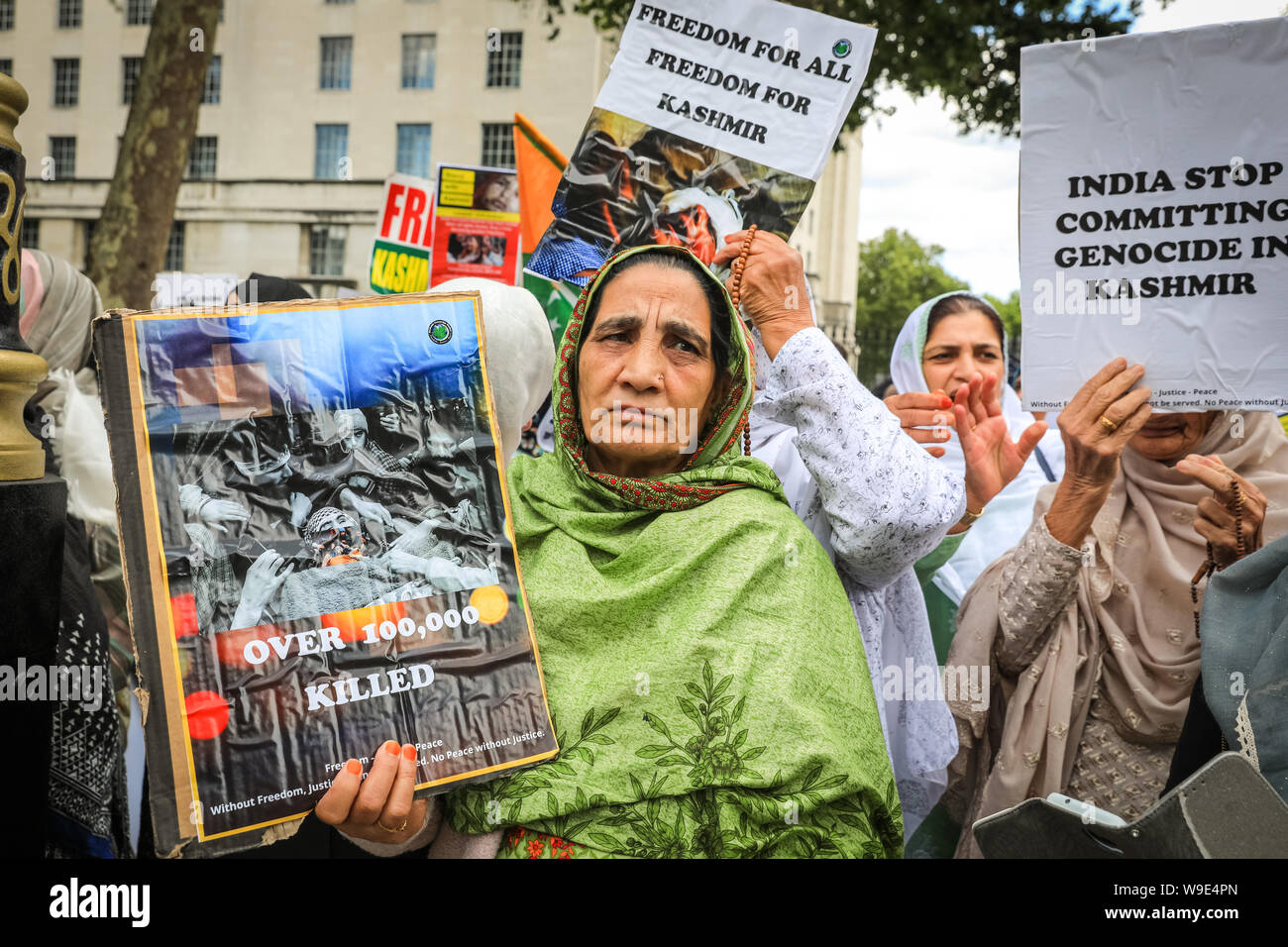 Westminster, Londra, UK, 13 agosto 2019. I manifestanti da pro organizzazioni Kashmir rally su Whitehall di Westminster contro le presunte atrocità contro le minoranze nella regione. Credito: Imageplotter/Alamy Live News Foto Stock