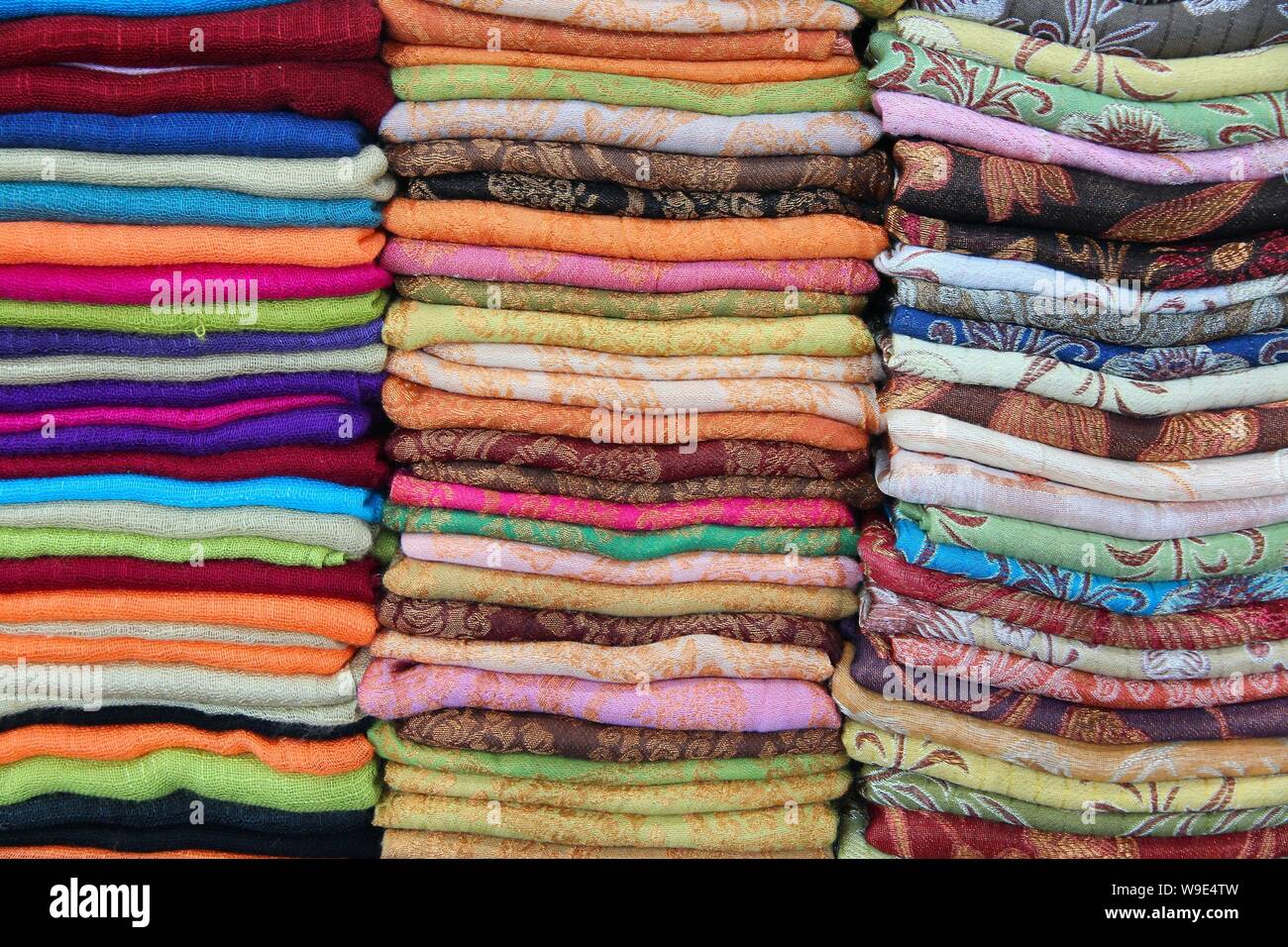 Sciarpa Pashmina la selezione in un mercato in Siem Reap, Cambogia. Foto Stock