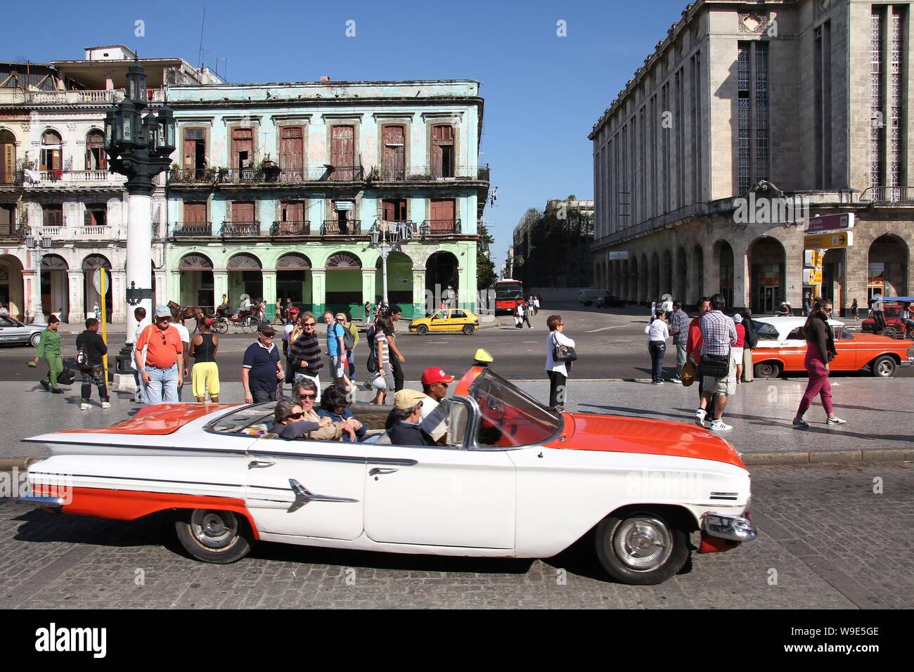 L'Avana, Cuba - 30 gennaio 2011: la gente guida classic American car a l'Avana. Cuba ha uno dei più bassi auto pro-capite le tariffe (38 per ogni mille persone in 2 Foto Stock