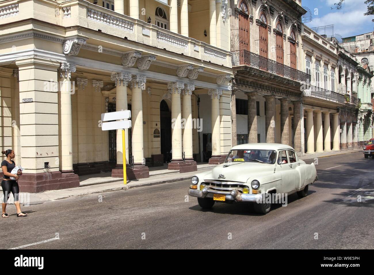 L'Avana, Cuba - Febbraio 24, 2011: la gente guida un auto classica a l'Avana. Cuba ha uno dei più bassi auto pro-capite le tariffe (38 per ogni mille persone in 2008). Foto Stock