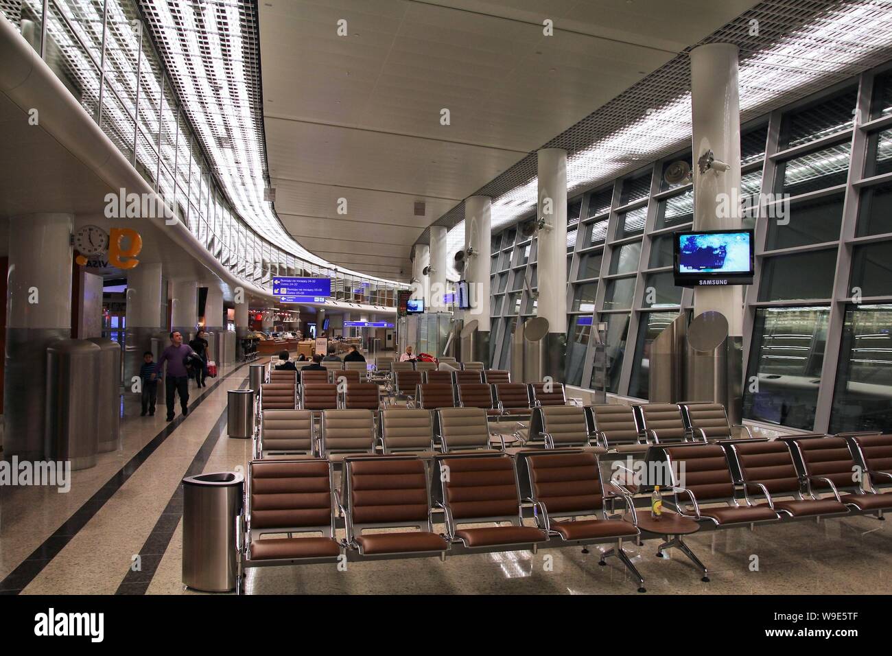 Mosca, Russia - 29 gennaio 2011: la gente in attesa nel terminale D di Aeroporto Internazionale di Mosca Sheremetyevo in Russia. Essa aveva 31,612,000 passeggeri in 2 Foto Stock