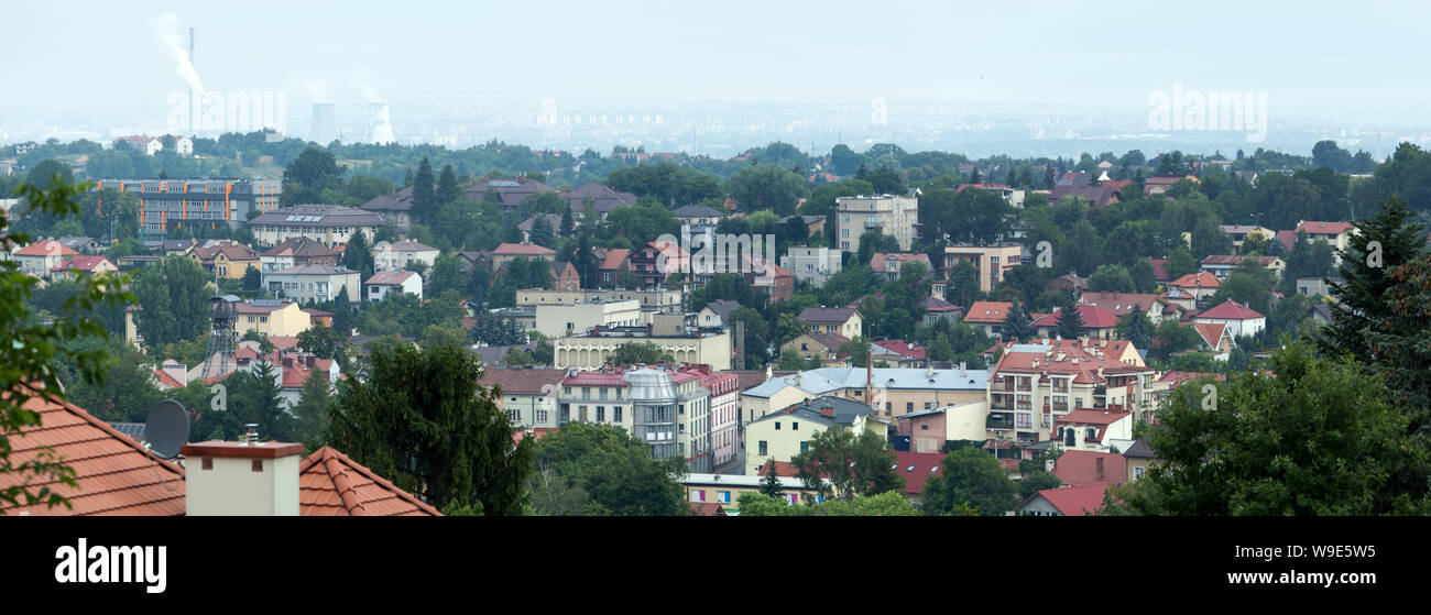 La vista panoramica di Wieliczka città con lontano Cracovia in uno sfondo (Polonia). Foto Stock