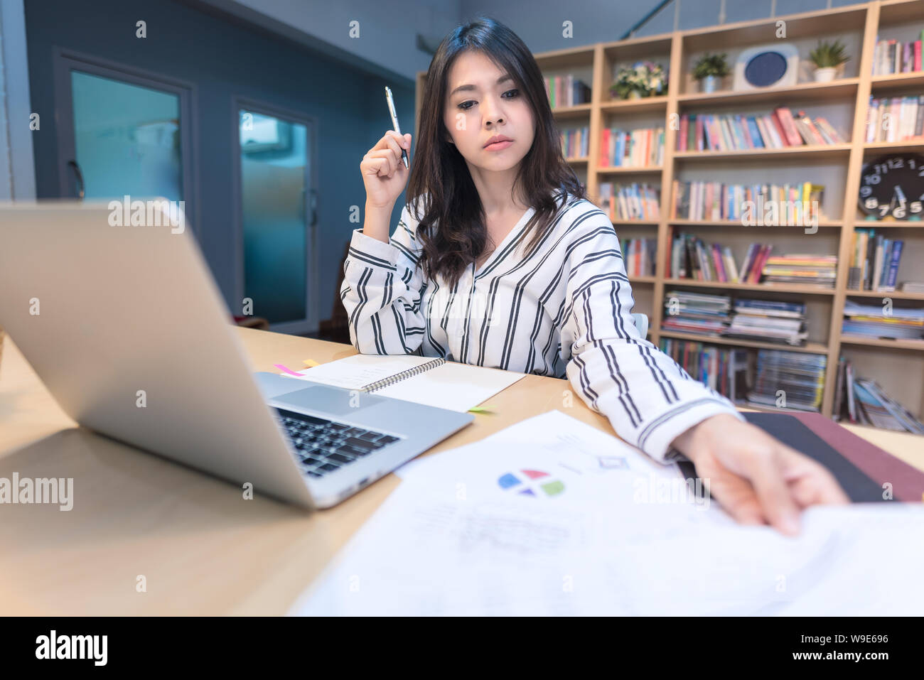 Giovani imprenditori lavora con grande analisi dei dati presso home office.concettuale per l'avvio di piccole imprese di imprenditore e freelance. Foto Stock