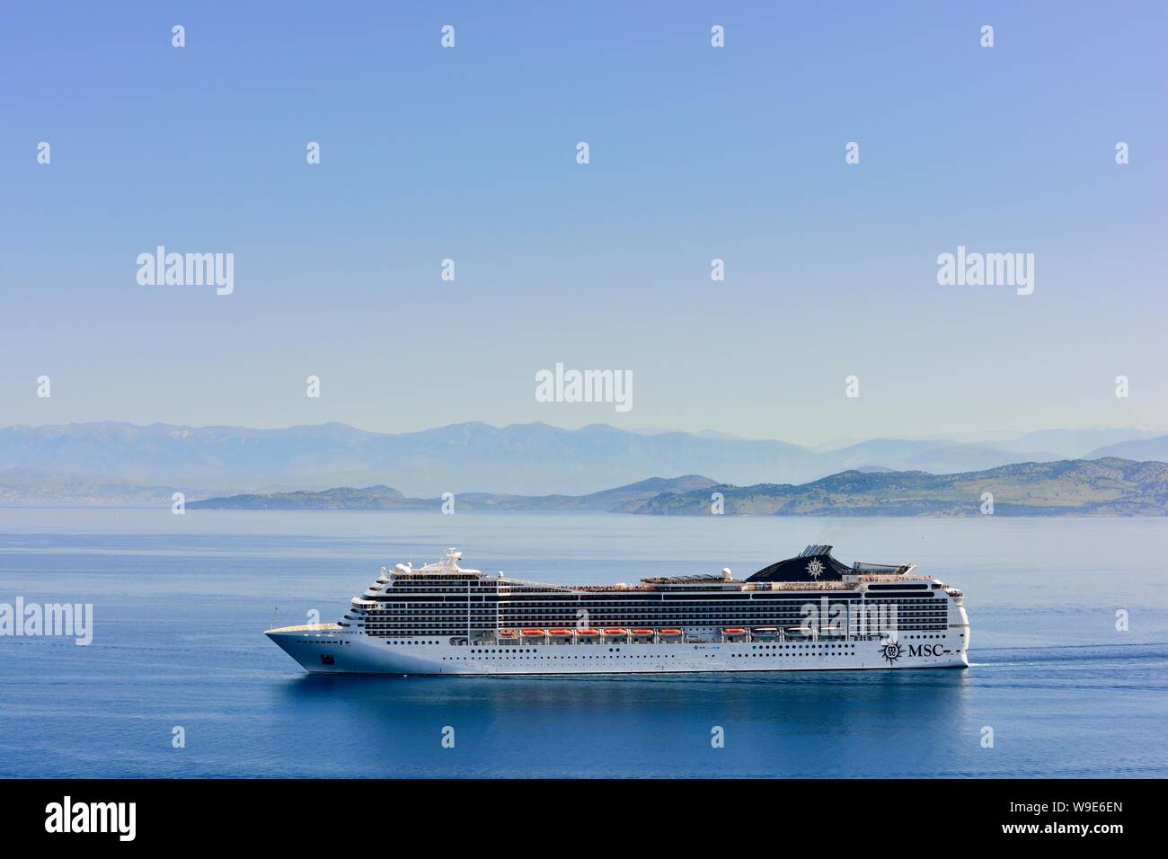 La nave di crociera, MSC Magnifica,voce per il porto di Corfù,nel mare Ionio, Isole Ionie, Grecia Foto Stock