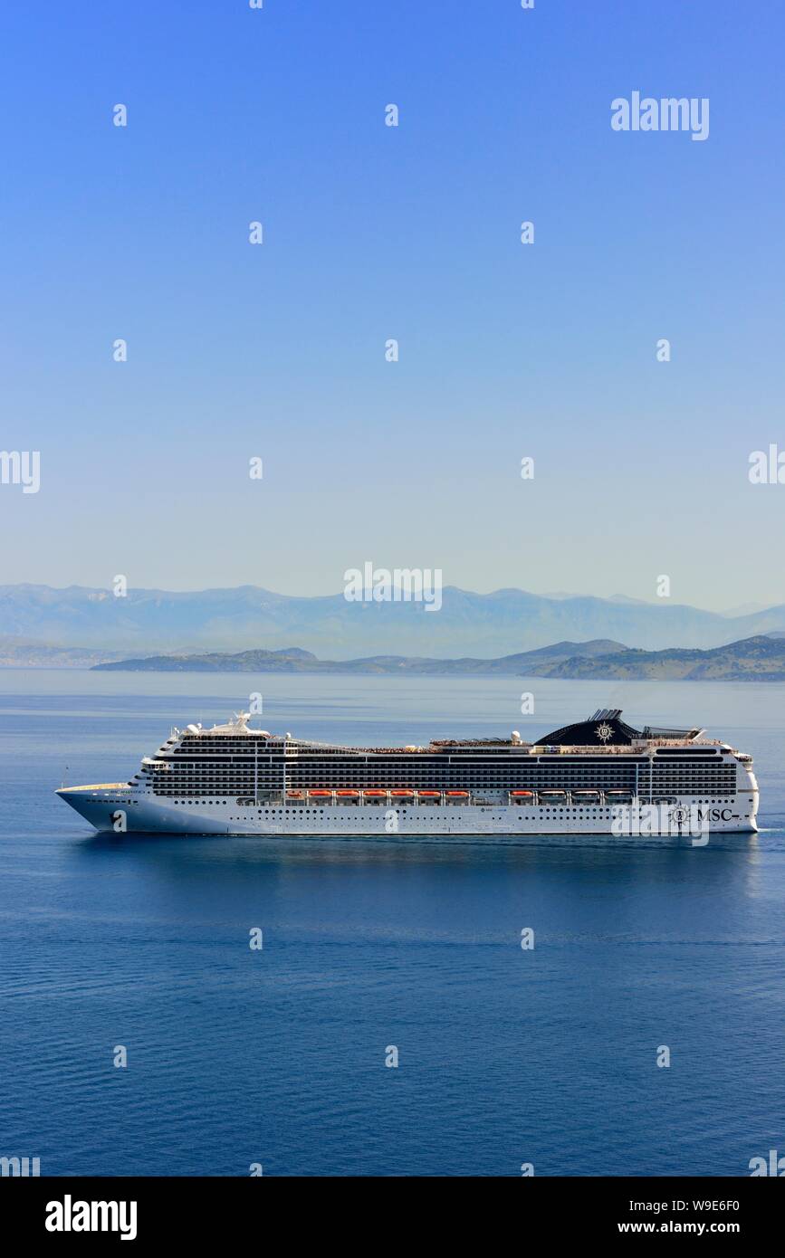 La nave di crociera, MSC Magnifica,voce per il porto di Corfù,nel mare Ionio, Isole Ionie, Grecia Foto Stock