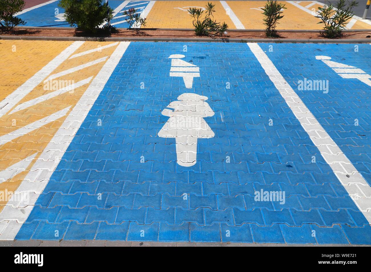 Il parcheggio per le mamme con i bambini e ci si aspetta che le madri in Portogallo. Foto Stock