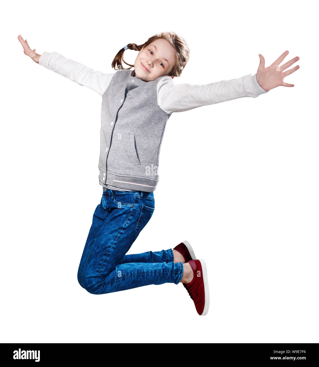 Carino sorridente bambina il salto. Foto Stock