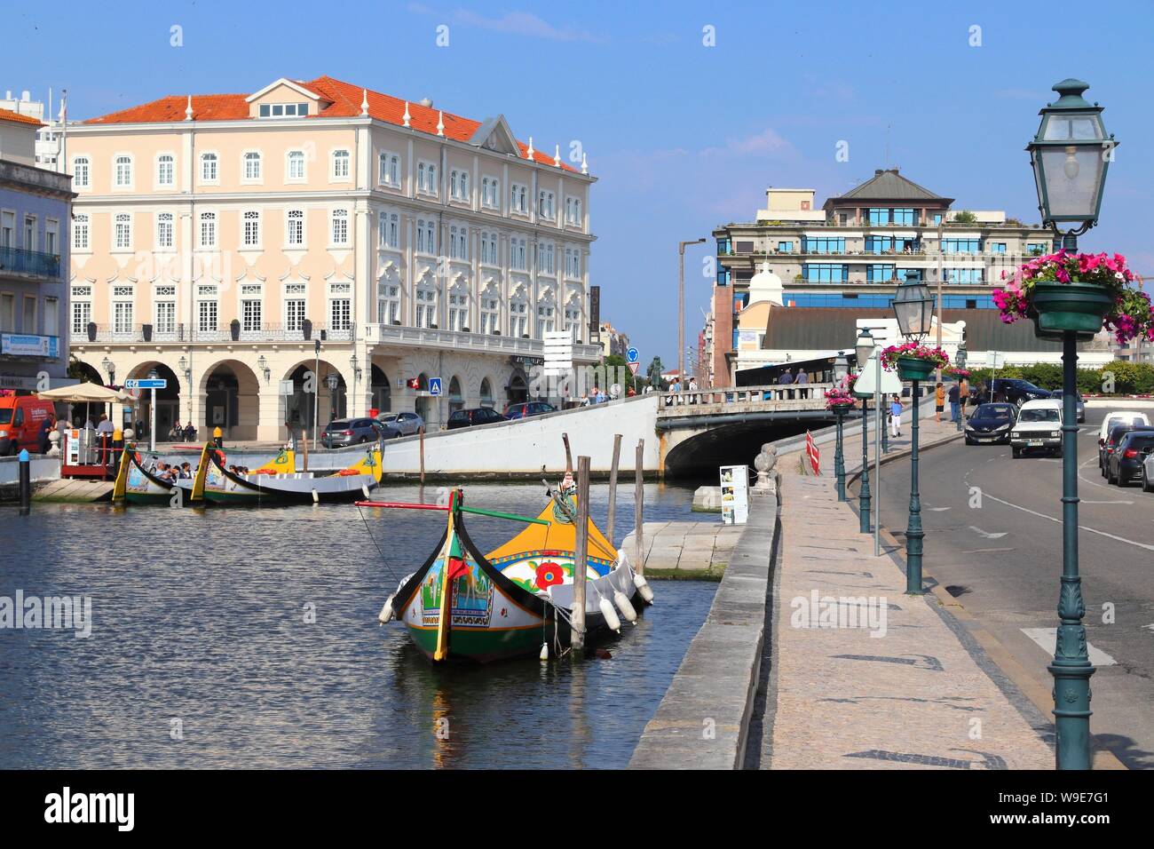 AVEIRO, Portogallo - 23 Maggio 2018: Aveiro canal gondola-style di barche in Portogallo. Aveiro è conosciuta come la Venezia del Portogallo a causa dei suoi canali. Foto Stock