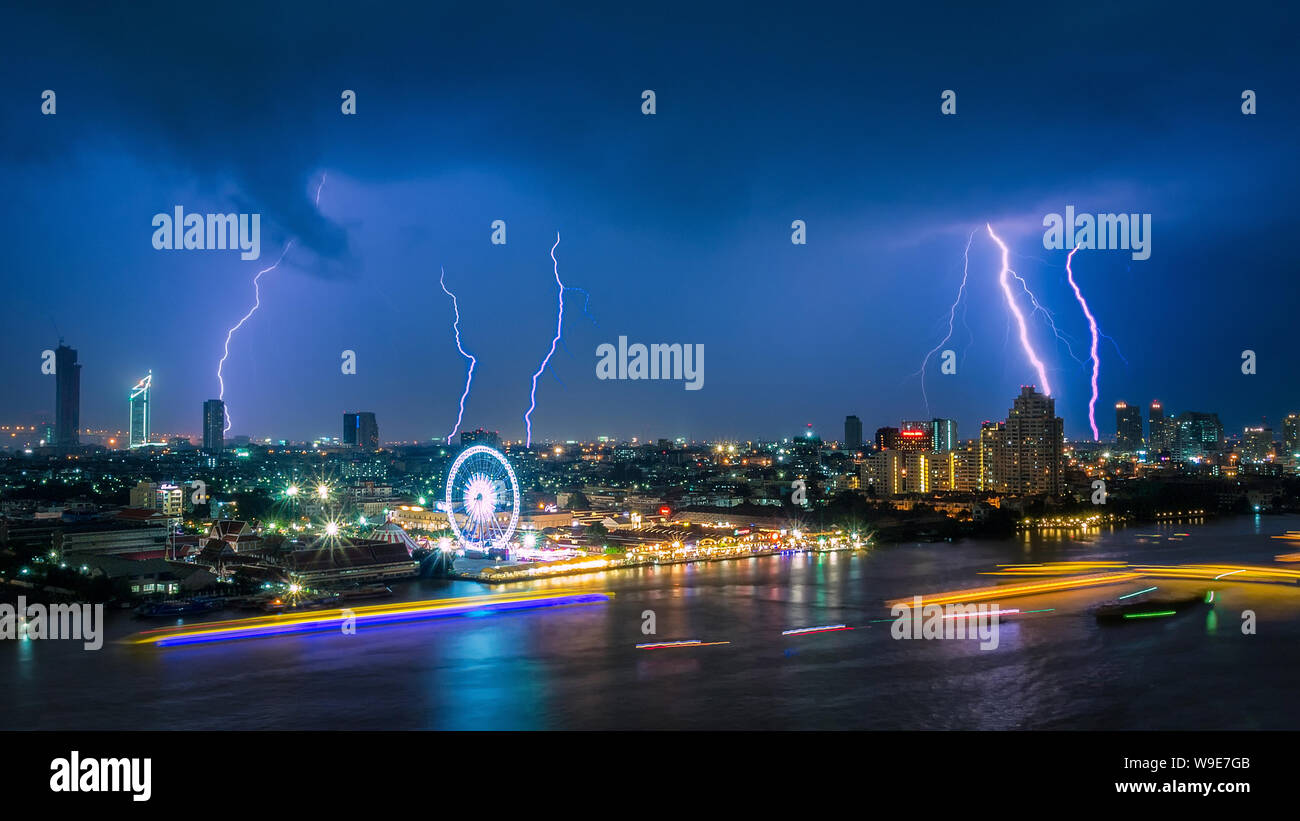 Tempesta tuono fulmine su il cielo nuvoloso scuro su business area building a Bangkok, Tailandia. Foto Stock