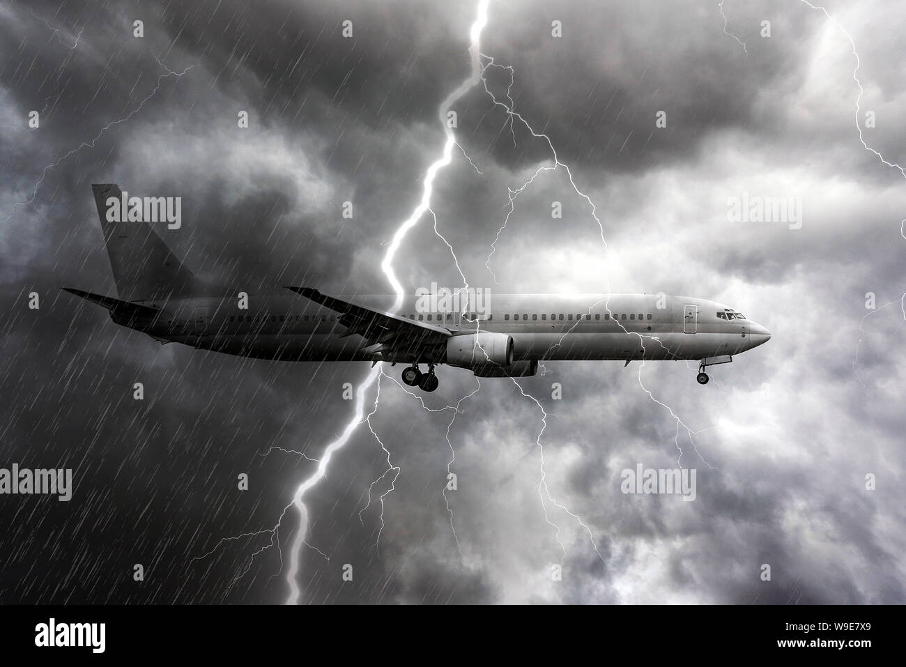 Aeroplano durante heavy rain, tempesta con temporale fulmini, maltempo sullo sfondo Foto Stock