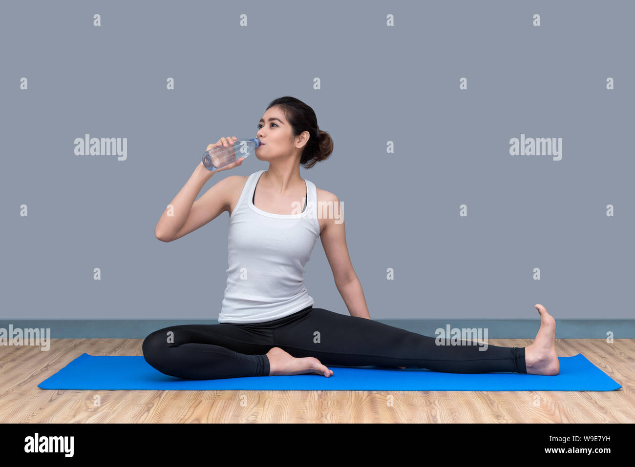 Giovane donna asiatica bere acqua dopo fine allenamento allo sport sano palestra.Photo concetto per lo Yoga sport e stile di vita sano Foto Stock