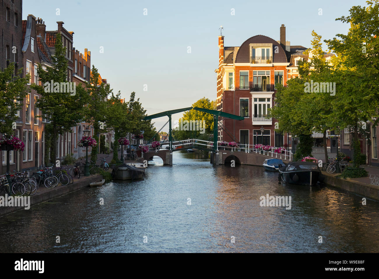 Leiden, Olanda - Giugno 26, 2019: Appartamenti e case a kerkgracht Hooglandse vicino a Oude Rijn canal al tramonto Foto Stock