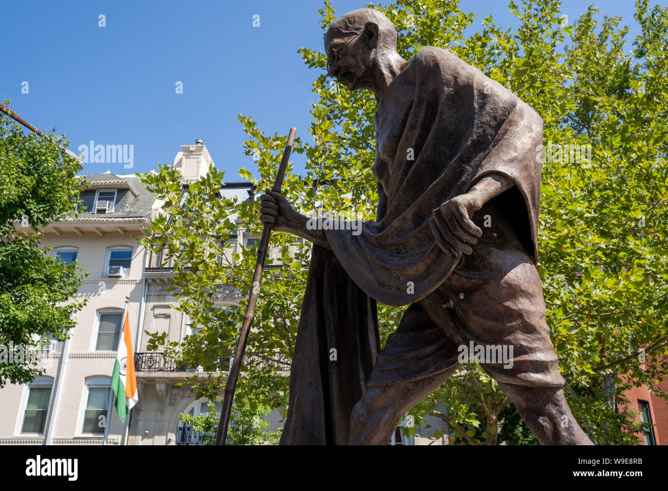 Washington, DC - Agosto 8, 2019: Grandi Mahatma Mohandas Gandhi statua si trova al di fuori dell'Ambasciata indiana in Embassy Row area di Dupont Circle Foto Stock