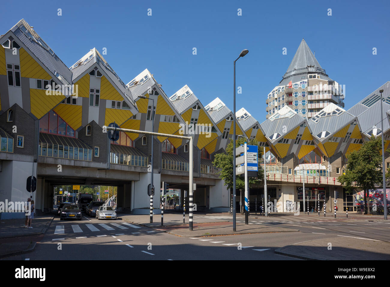 Rotterdam, Olanda - Luglio 30, 2019: Innovative case cubiche di Rotterdam e Blaaktower, chiamato la matita, progettato dall'architetto Piet Blom Foto Stock