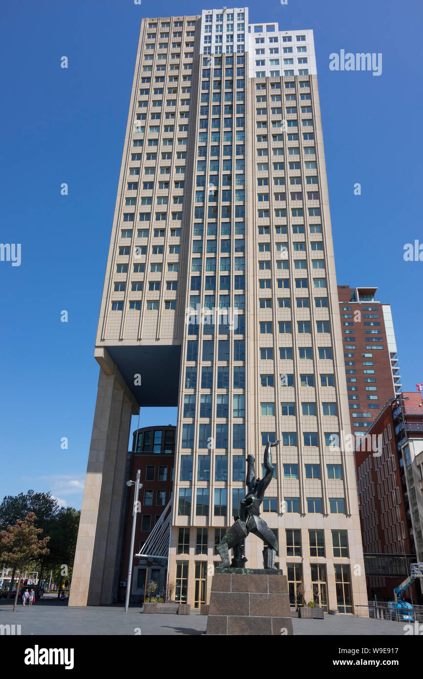 Rotterdam, Olanda - Luglio 30, 2019: Bronzo memorial sculpture città distrutta dallo scultore Ossip Zadkine su Plein 1940 Foto Stock