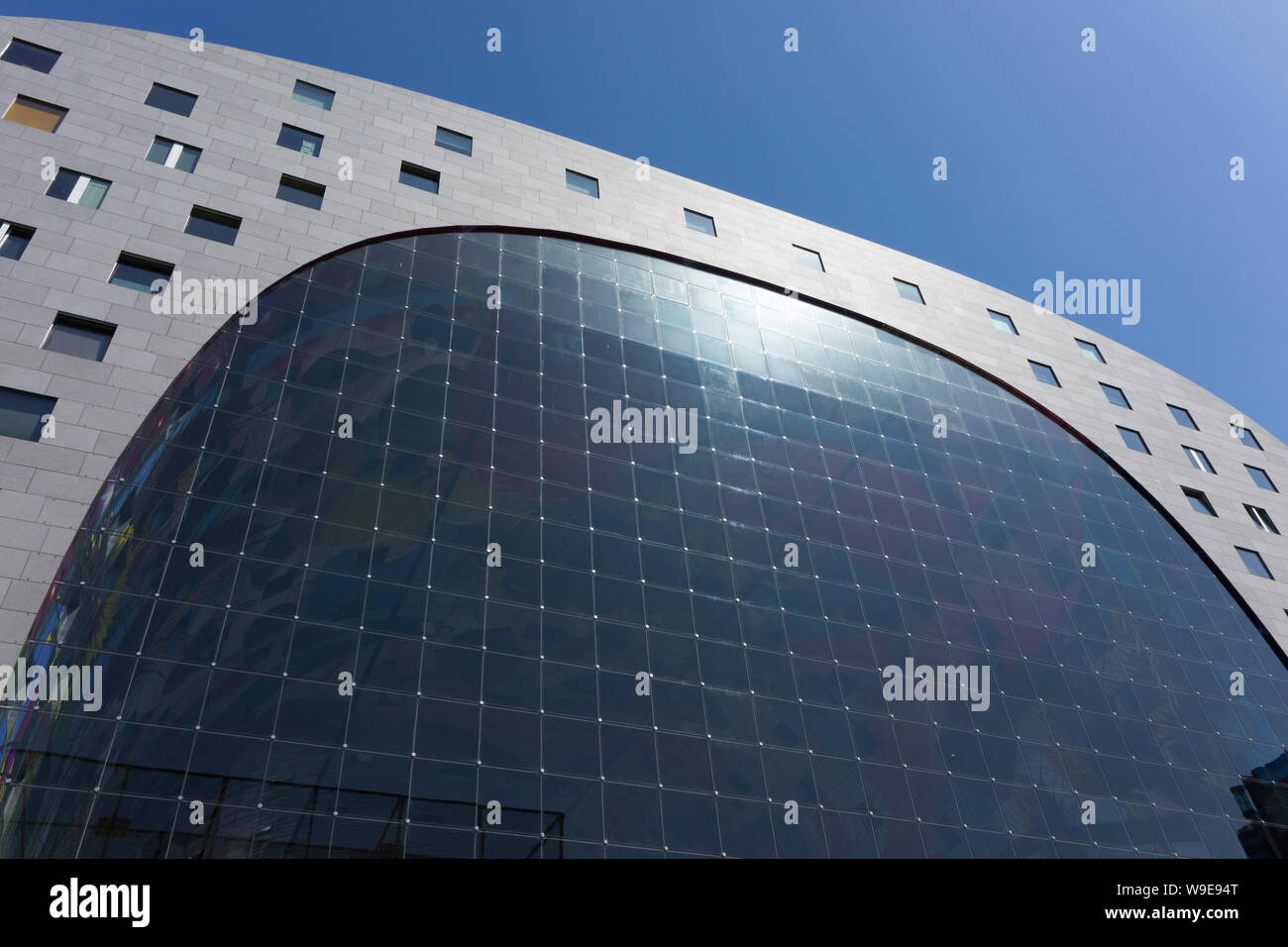 Rotterdam, Olanda - Luglio 30, 2019: facciata dell'edificio Markthal con finestre di vetro Foto Stock