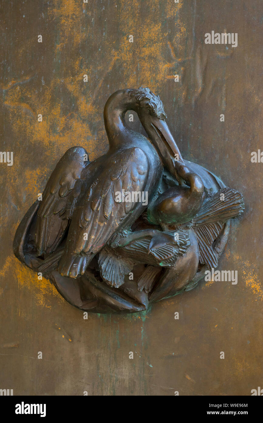Rotterdam, Olanda - Luglio 30, 2019: la scultura di un pellicano, simbolo cristiano, presso il bronzo davanti la porta di ingresso alla chiesa di San Lorenzo Foto Stock