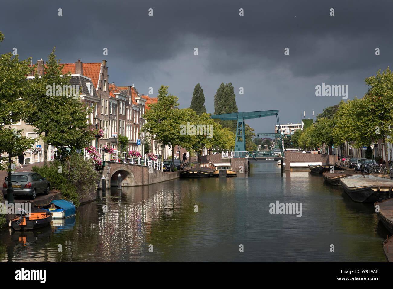 Leiden, Olanda - Agosto 2, 2019: Rijn ponte sopra il Nieuwe Rijn con cielo nuvoloso scuro nel centro di Leiden Foto Stock