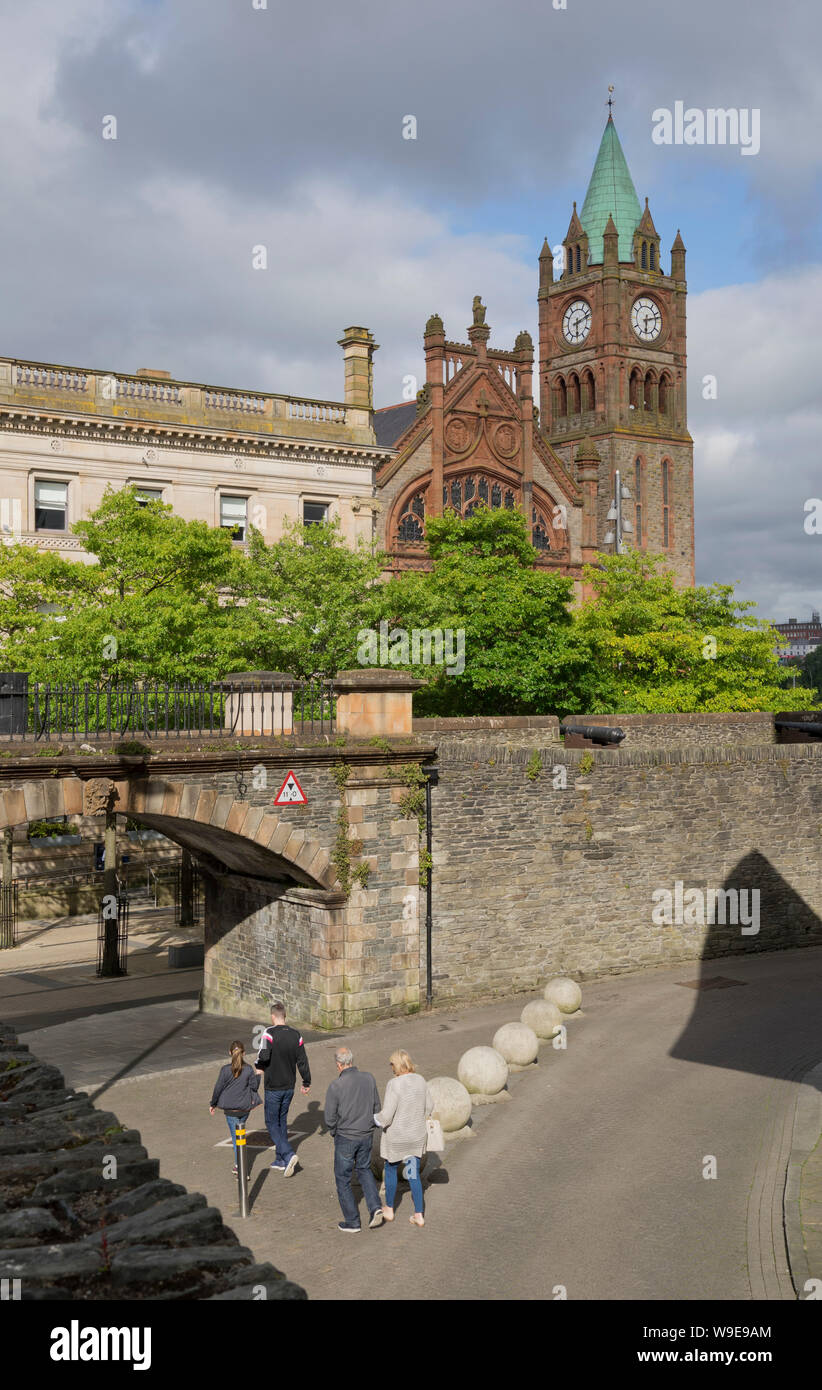 La gente camminare attraverso gli archi del XVII secolo le pareti da San Columb's Cathedral di Derry,l'Irlanda del Nord Foto Stock