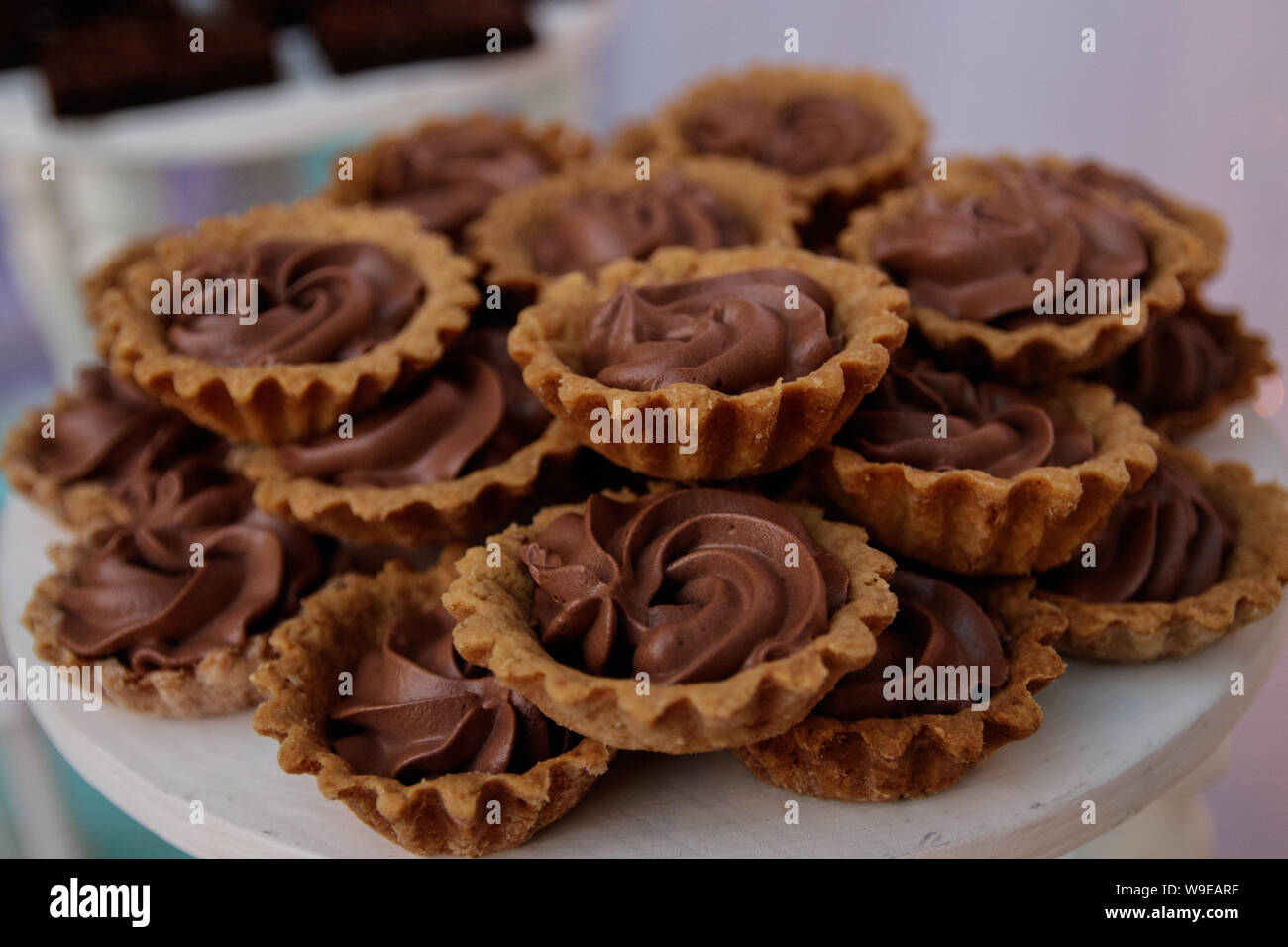 Tabella di dessert e dolci di partito, idee per quindici-anno-vecchi partiti partito, decorazioni, parte cibo. torte, dolci, caramelle, decorazione Foto Stock