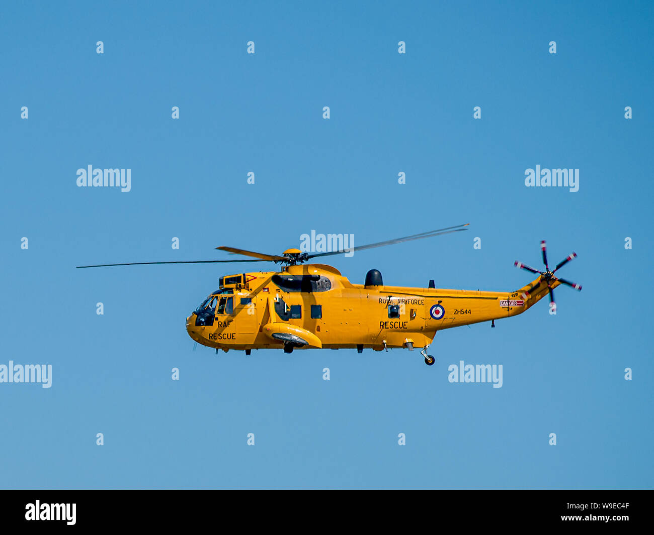 Elicottero di soccorso giallo della RAF visto dall'alto di Knab Rock a Swansea Bay durante lo Swansea Air Show. Swansea, Galles, Regno Unito. Foto Stock