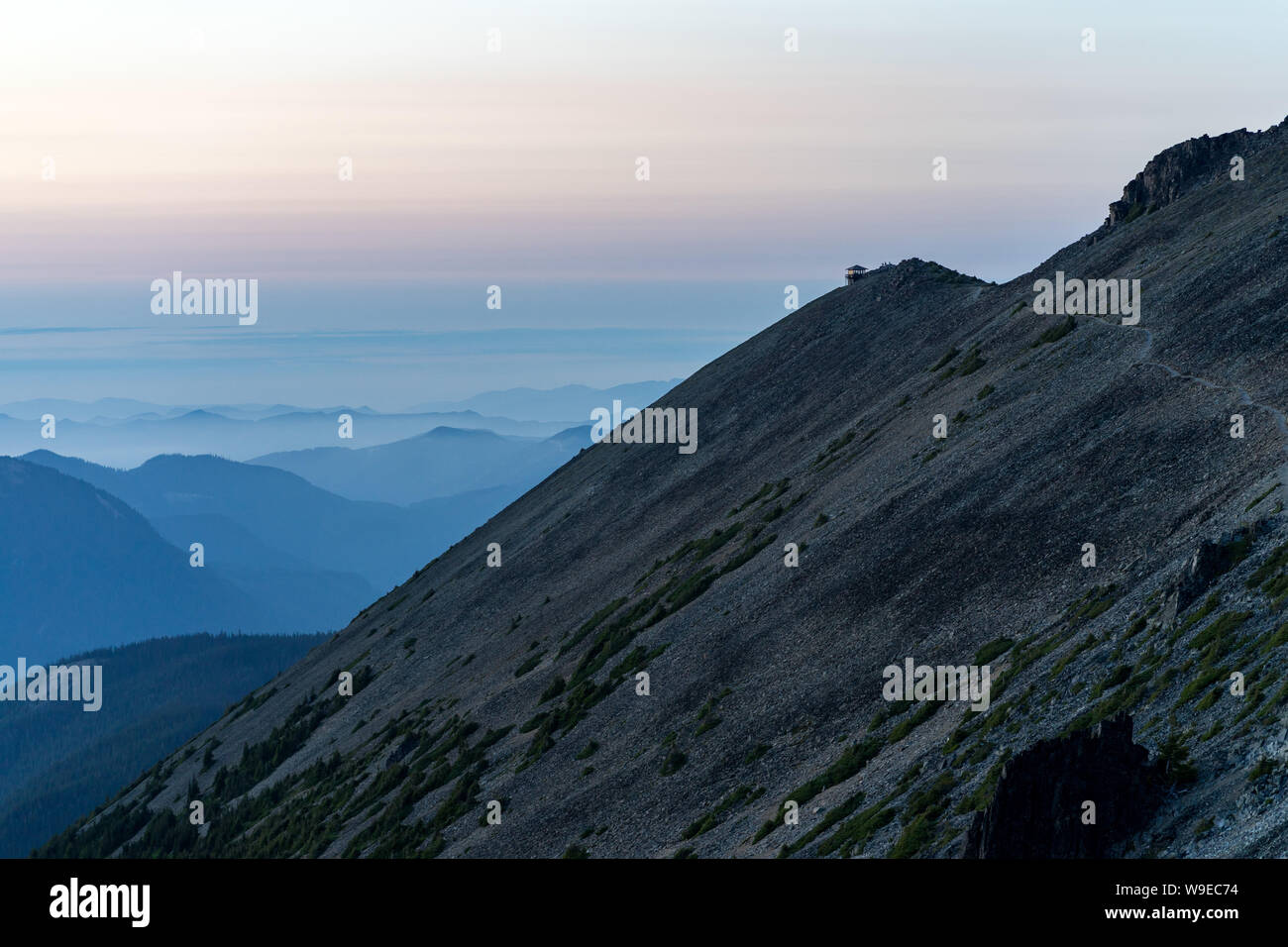 Storico di avvistamento incendi a Mt Rainier NP durante l estate tramonto di montagna Foto Stock