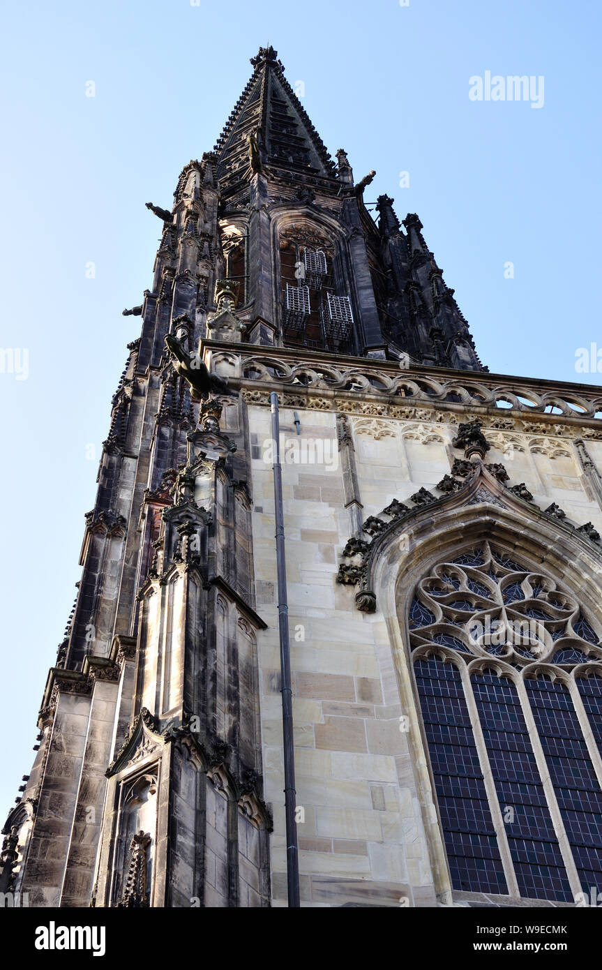 Blick auf den Turm der San Lamberti-Kirche mit Wiedertäufer-Käfigen Foto Stock