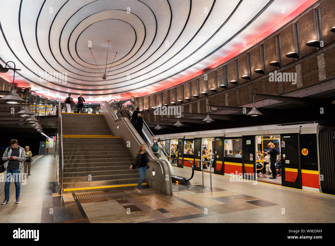 Polonia - Varsavia, la stazione della metropolitana di Plac Wilsona con treno della metropolitana presso la piattaforma Foto Stock