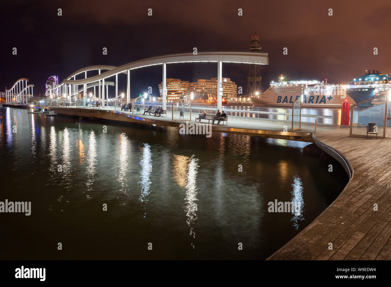 La Rambla de Mar a Port Vell di notte nella città di Barcellona in Catalogna, Spagna Foto Stock