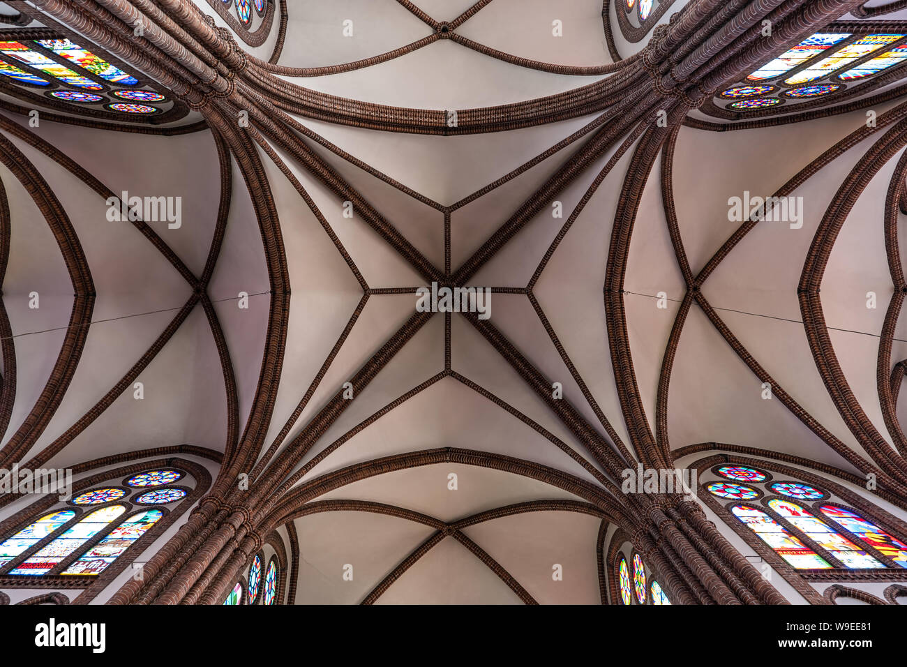 Polonia - Varsavia, volta gotica, soffitto nella cattedrale di San Michele Arcangelo e San Floriano martire interno Foto Stock