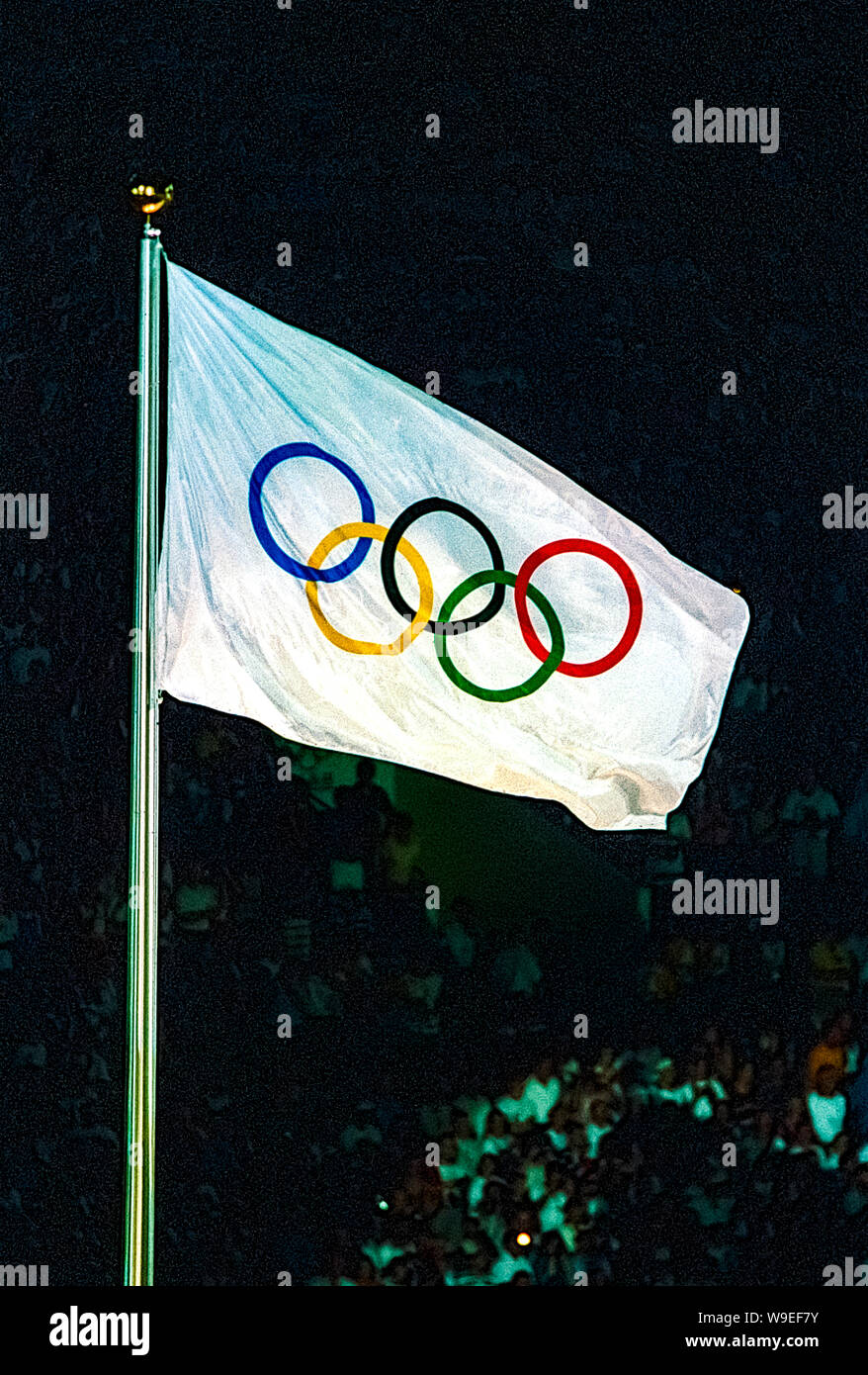 Bandiera olimpica durante le cerimonie di apertura alle 1996 Olimpiadi estive. Foto Stock