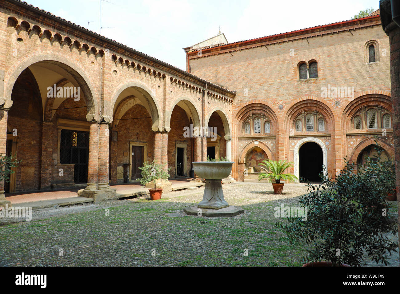 BOLOGNA, Italia - 22 luglio 2019: Immagine di chiostri nel cortile interno della chiesa di Santo Stefano a Bologna, Italia Foto Stock