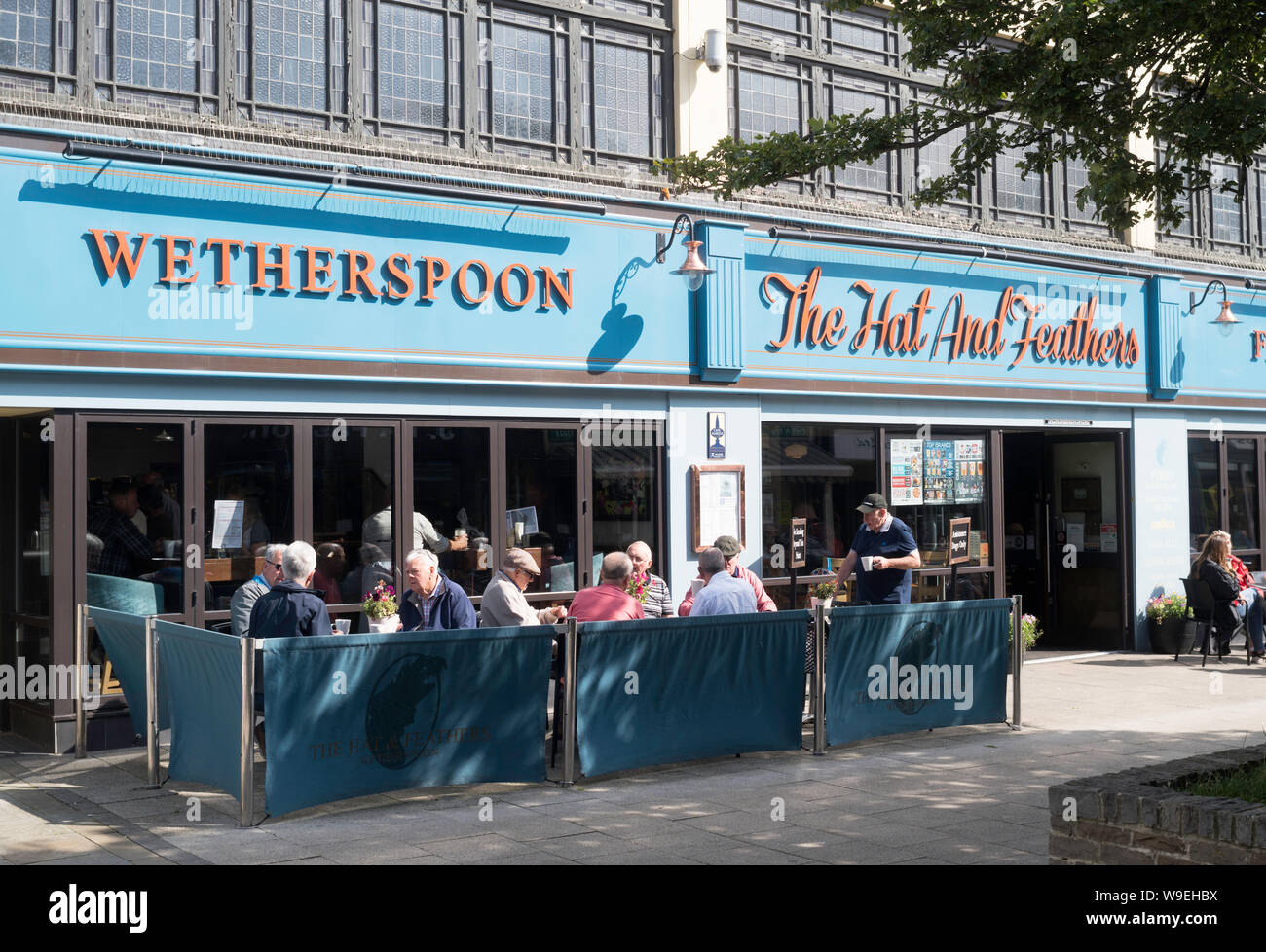 Wetherspoon pub, cappello e piume, Seaham, Co. Durham, England, Regno Unito Foto Stock