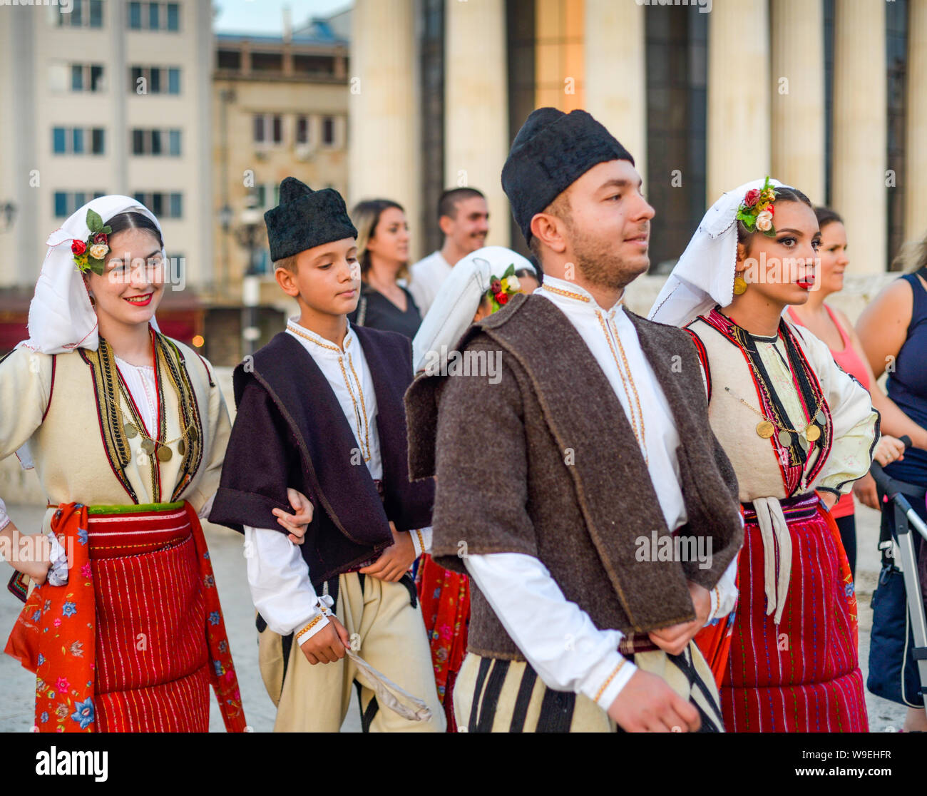 SKOPJE/NORD MACEDONIA-Agosto 28 2018: esecutori macedone e bandiere a Skopje il festival internazionale di musica e danza.Multi i partecipanti nazionali Foto Stock