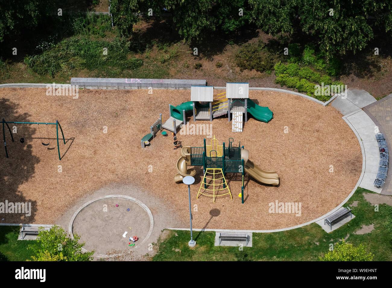 Vista aerea del parco giochi per bambini attrezzature, una persona non identificabili Foto Stock